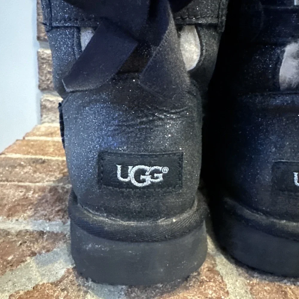 UGG Mini Bailey Bow Sparkle Boot Womens Size 8 Black, Fur Lined Bow
